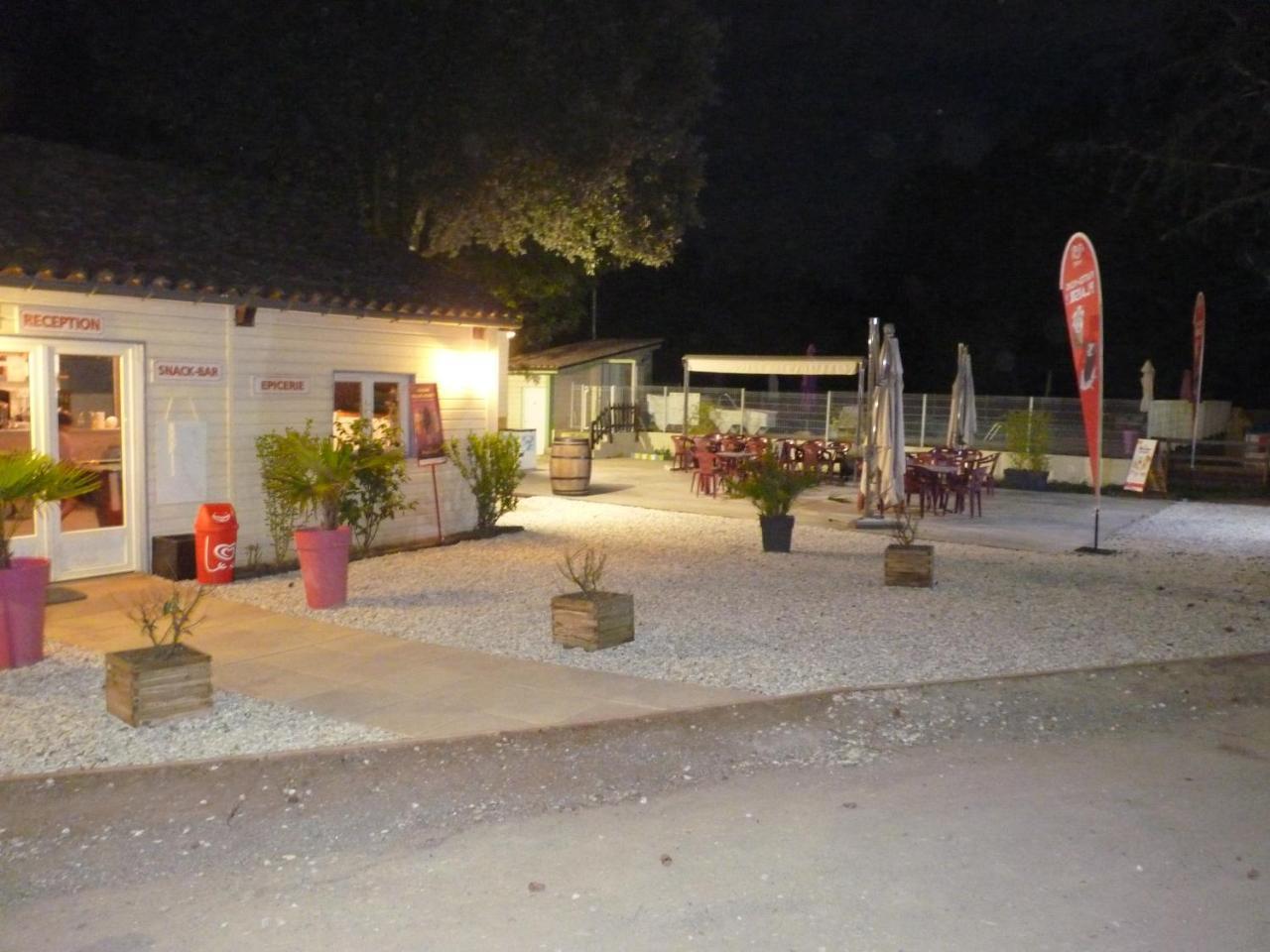 Camping De Graniers Monoblet Eksteriør billede